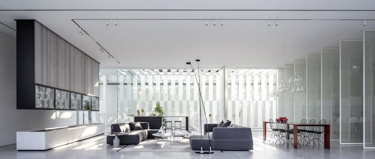 Private House גופי תאורה על תקרת הסלון בתכנון של דורי קמחי